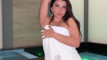 Andyytok Drops Her Towel And Touching Curvy Ass Video