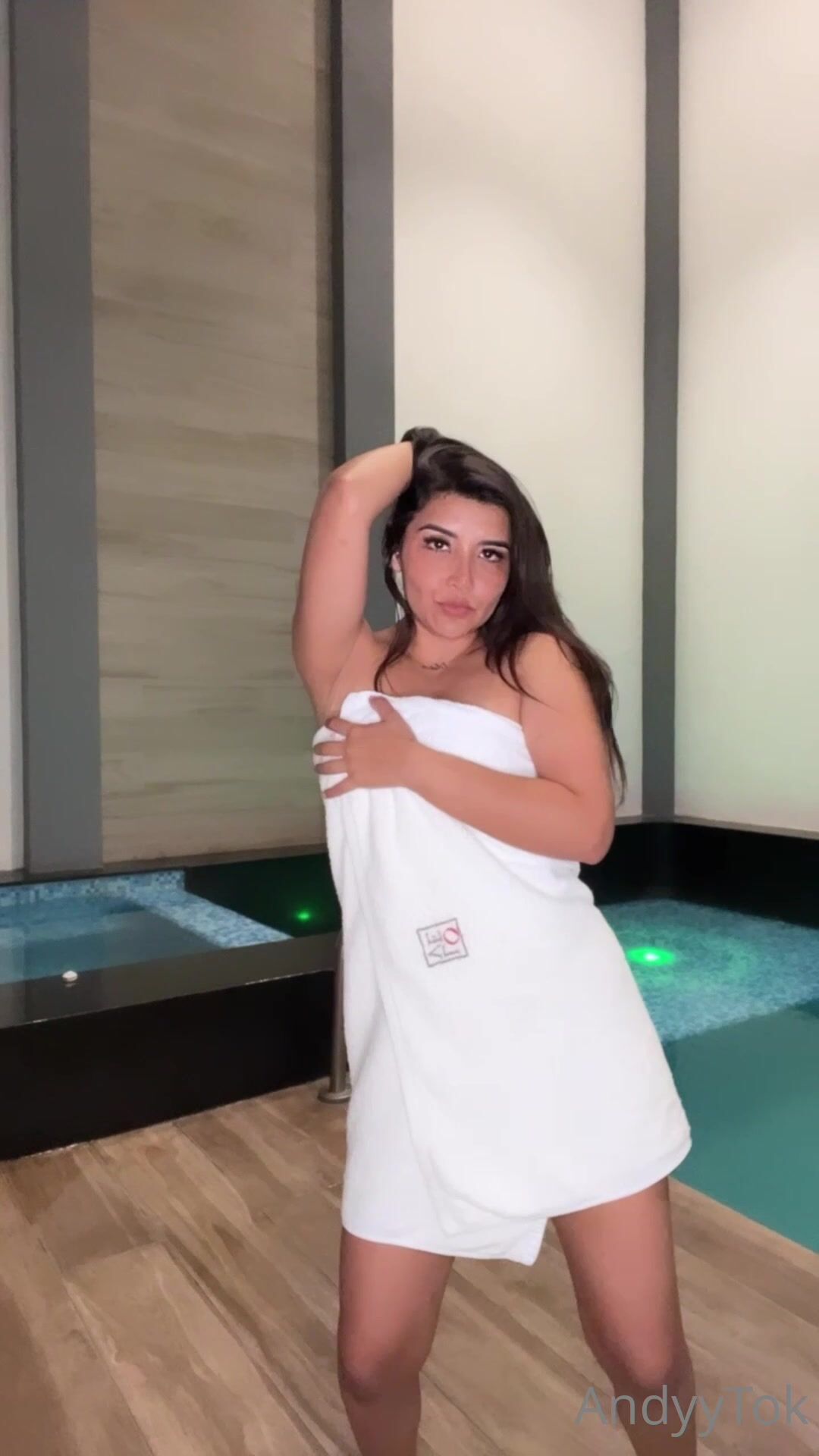 Andyytok Drops Her Towel And Touching Curvy Ass Video