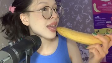 LEZZY BUNNY ASMR SUCKING & LICKING BANANA