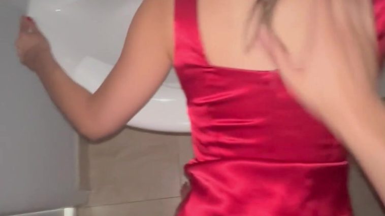 THAT1IGGIRL Moaning Chick Getting Doggy Style Qucik Fuck in Bathroom Video