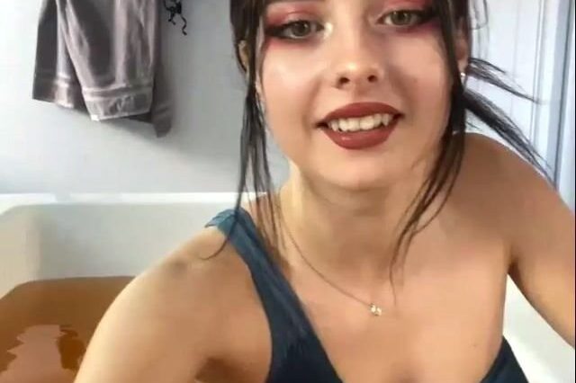 Laurenxburch Hot Chick Doing Spin Wheel Challenge in Bathtub Video