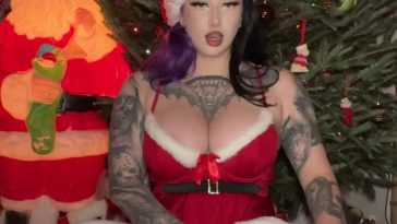 Ravengriim Playing with her Tits and Shows Booty on Cam Onlyfans Video