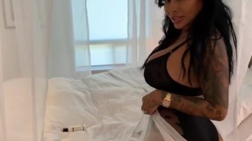 SeeBrittanya Rubbing Suncream On Her Boobs Before Handjob Video