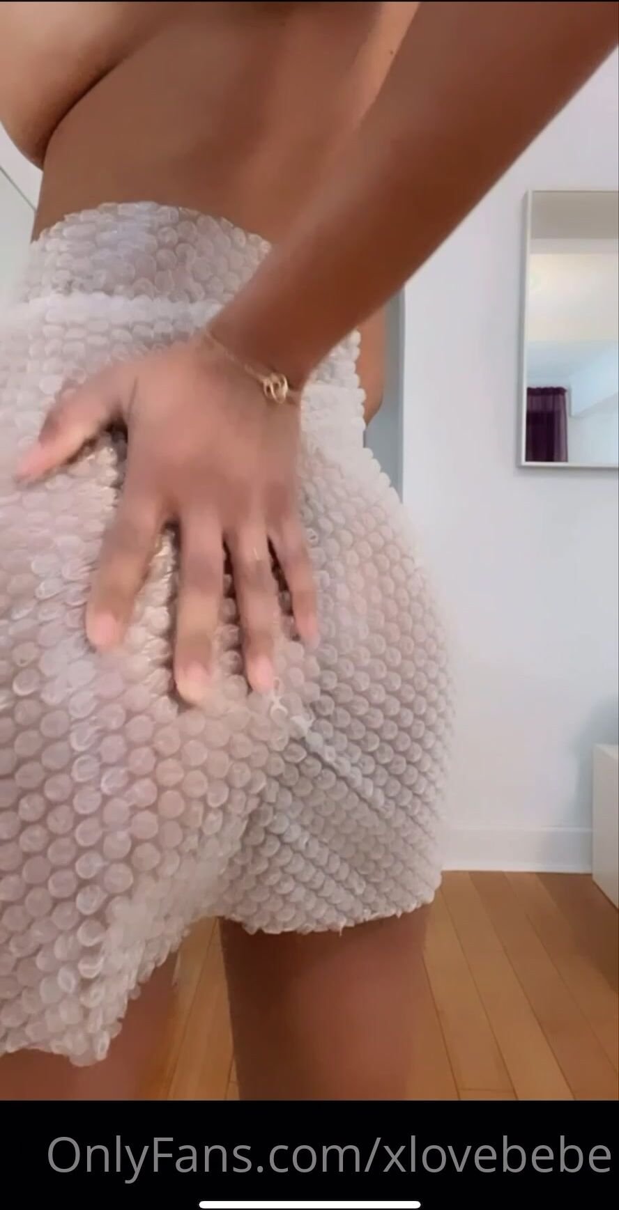 Xlovebebe Squeezing Her Juicy Ass Wrapped With Bubbles Onlyfans Video